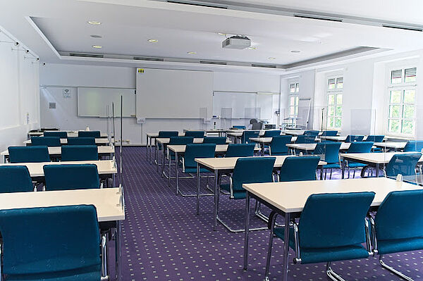 Das Bild zeigt einen Seminarraum im Studienhaus