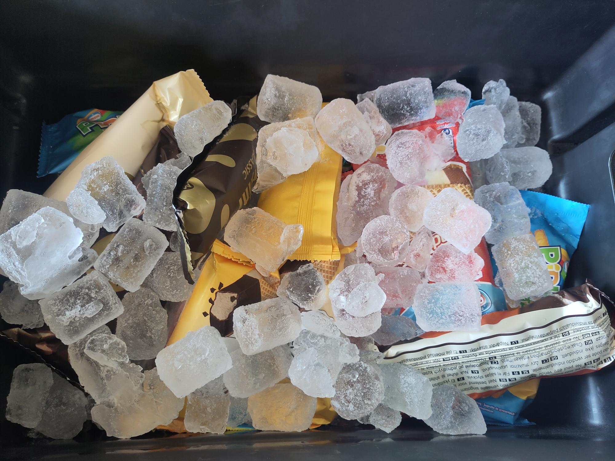 Eiswuerfel_und_Speiseeis_in_Kiste.jpg