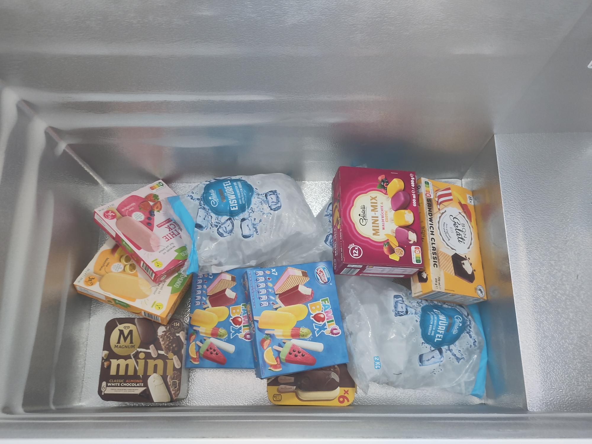 Verschiedene_Eissorten_in_der_Eistruhe.jpg