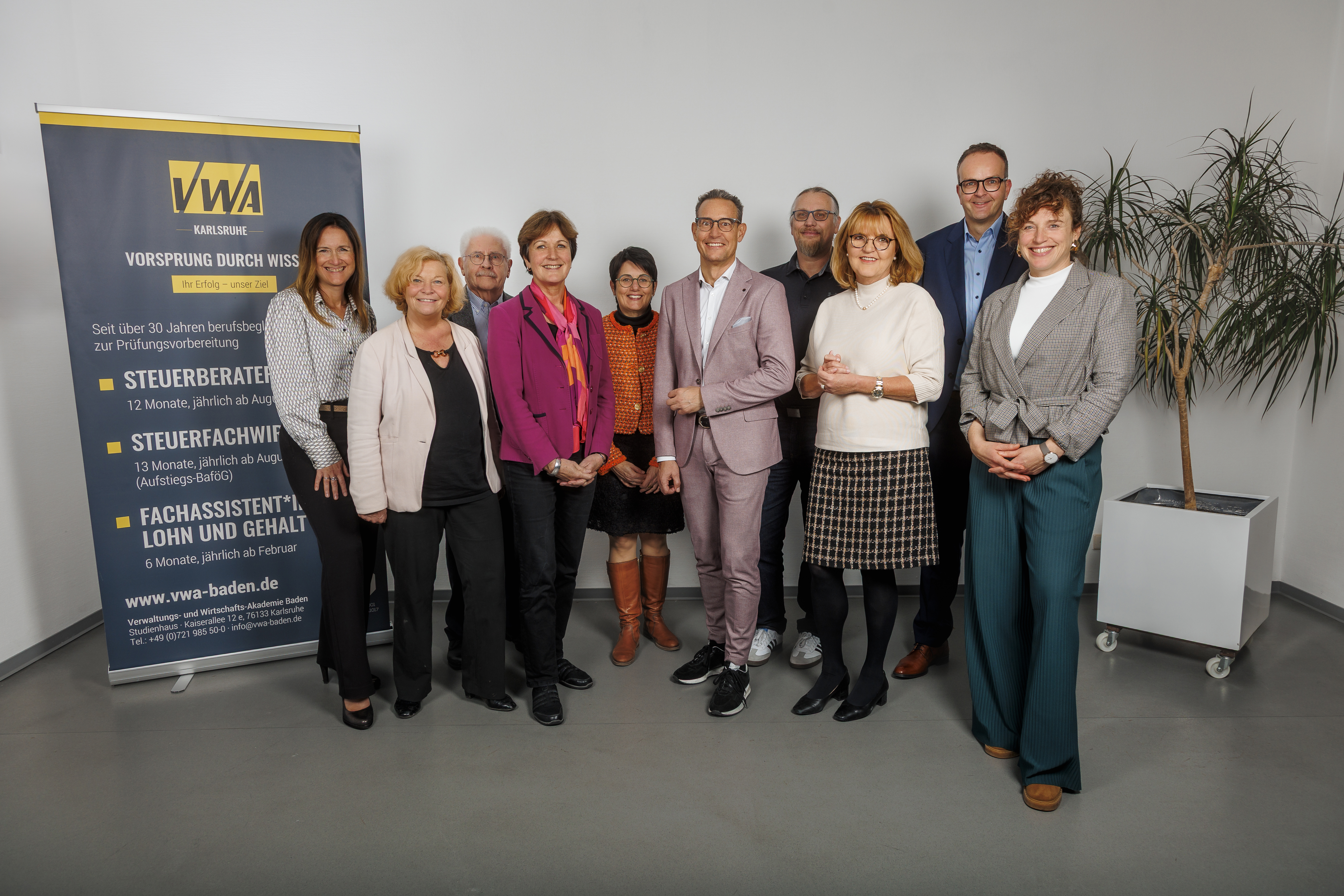 Auf dem Foto von links nach rechts:
Tanja Hund, Geschäftsführerin der Unfallkasse Baden-Württemberg,
Ariane Durian, Vizepräsidentin der IHK Karlsruhe, Vertreterin des IHK,
Dr. Rudolf Kühner, Regierungspräsident a. D., Vorstandsmitglied der Verwaltungs- und Wirtschaftsakademie Baden in Karlsruhe e.V.,
Margret Mergen, Oberbürgermeisterin der Stadt Baden-Baden a.D., Präsidentin der Verwaltungs- und Wirtschaftsakademie Baden in Karlsruhe e.V.,
Elvira Schneider, Pflegedirektorin, Leitung Geschäftsbereich Pflegedirektion, Prokuristin, Städtisches Klinikum Karlsruhe gGmbH,
William Schmitt, Vorstandsvorsitzender der Komm.ONE AöR,
Karsten Wagner, Energie Baden-Württemberg AG
Doris Österle, Vize-Präsidentin der Steuerberaterkammer Nordbaden,
Dirk Preis, Deutsche Polizeigewerkschaft (DPolG), Beamtenbund Baden-Württemberg, Regierungsbezirksverband Karlsruhe,
Lena Tilebein, Geschäftsführerin der Verwaltungs- und Wirtschaftsakademie Baden in Karlsruhe e.V.

Foto: ©komm.one