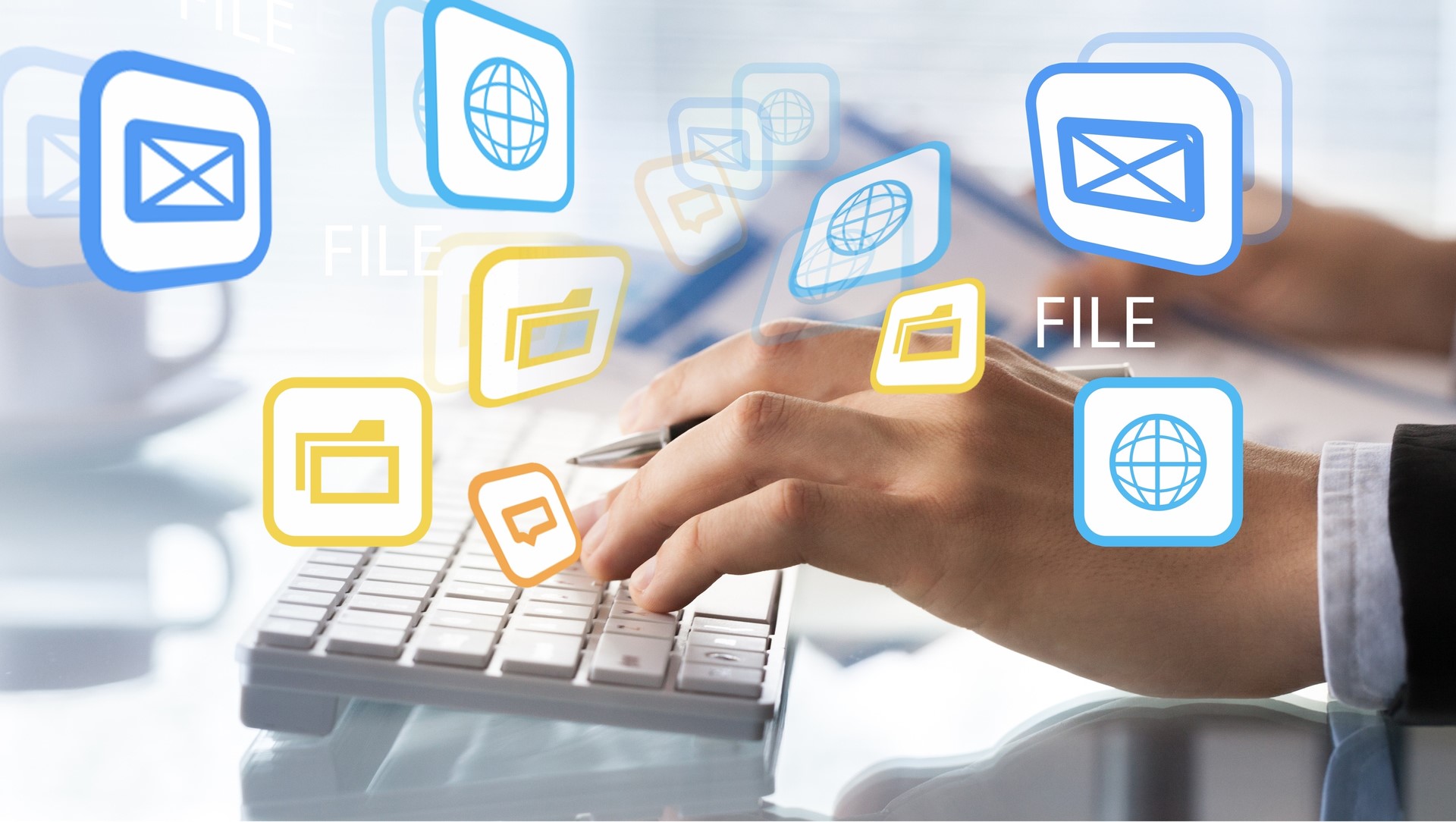 iStock2-876940946.jpg Hände auf Tastatur mit Icons